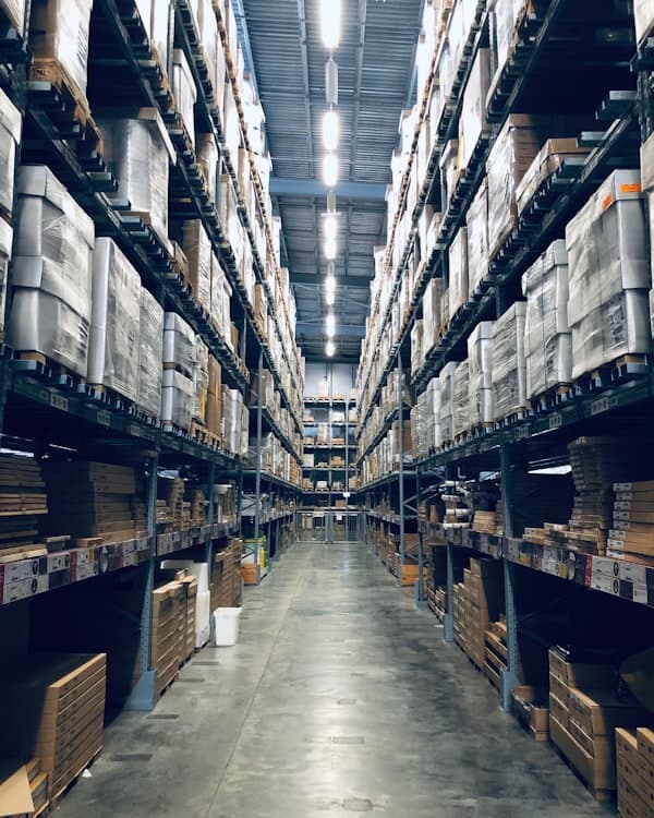 Paketlerle dolu depo rafları