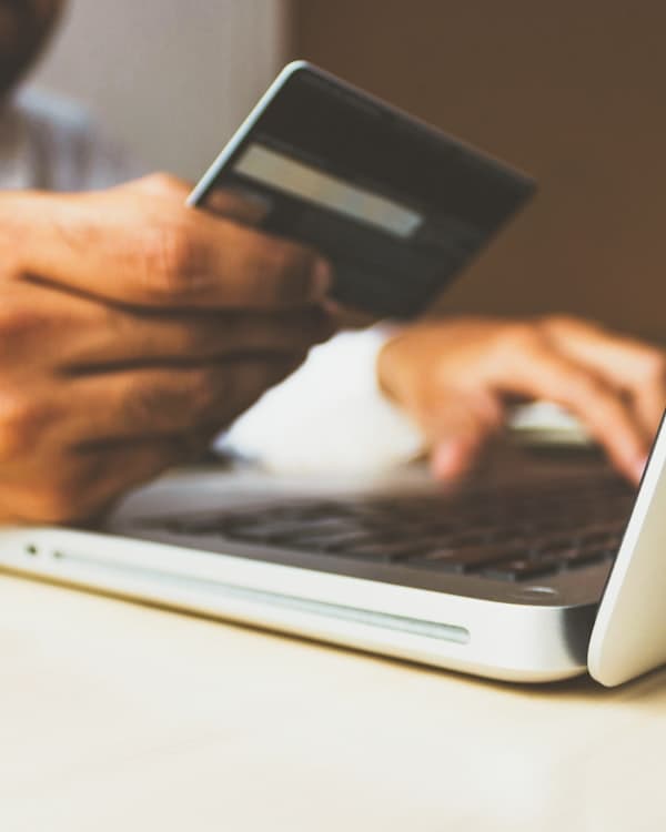 Kredi kartıyla online ödeme yapan kişi